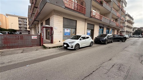Locale Commerciale con Posto Auto Privato. Locato!